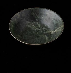 Ciotola scolpita in giada verde, Cina, Dinastia Qing, XIX secolo  - Asta Fine chinese works of art - Associazione Nazionale - Case d'Asta italiane