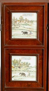 Importante paravento a quattro ante con placche in porcellana raffiguranti paesaggi con contadini, scene di vita comune e iscrizioni, Cina, Dinastia Qing, XIX secolo  - Asta Fine chinese works of art - Associazione Nazionale - Case d'Asta italiane