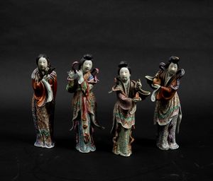 Quattro fanciulle con strumenti musicali in porcellana a smalti policromi, Cina, Repubblica, XX secolo  - Asta Fine chinese works of art - Associazione Nazionale - Case d'Asta italiane