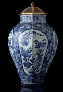 Potiche in porcellana Arita con coperchio in legno dorato e soggetti naturalistici entro riserve, Giappone, XVII secolo  - Asta Fine chinese works of art - Associazione Nazionale - Case d'Asta italiane