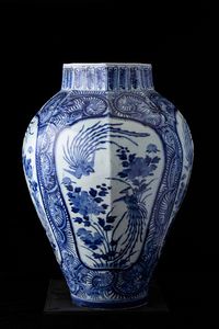 Potiche in porcellana Arita con coperchio in legno dorato e soggetti naturalistici entro riserve, Giappone, XVII secolo  - Asta Fine chinese works of art - Associazione Nazionale - Case d'Asta italiane