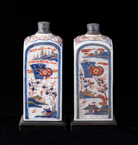 Coppia di bottiglie in porcellana Imari con raffigurazioni di paesaggi, Cina, Dinastia Qing, epoca Qianlong (1736-1796)  - Asta Fine chinese works of art - Associazione Nazionale - Case d'Asta italiane
