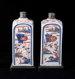 Coppia di bottiglie in porcellana Imari con raffigurazioni di paesaggi, Cina, Dinastia Qing, epoca Qianlong (1736-1796)  - Asta Fine chinese works of art - Associazione Nazionale - Case d'Asta italiane