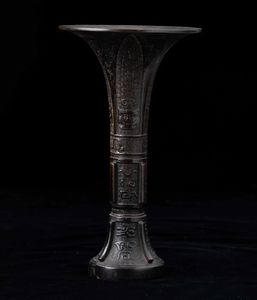 Vaso a tromba in bronzo con decori d'ispirazione arcaica incisi e a rilievo, Cina, Dinastia Ming, XVII secolo  - Asta Fine chinese works of art - Associazione Nazionale - Case d'Asta italiane