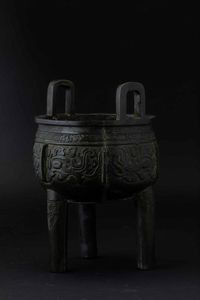 Incensiere tripode in bronzo con decori d'ispirazione arcaica incisi, Cina, Dinastia Ming, XVII secolo  - Asta Fine chinese works of art - Associazione Nazionale - Case d'Asta italiane