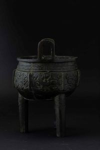 Incensiere tripode in bronzo con decori d'ispirazione arcaica incisi, Cina, Dinastia Ming, XVII secolo  - Asta Fine chinese works of art - Associazione Nazionale - Case d'Asta italiane