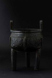 Incensiere tripode in bronzo con decori d'ispirazione arcaica incisi, Cina, Dinastia Ming, XVII secolo  - Asta Fine chinese works of art - Associazione Nazionale - Case d'Asta italiane