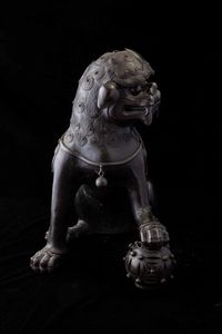 Grande incensiere a foggia di cane di Pho in bronzo, Cina, Dinastia Ming, XVII secolo  - Asta Fine chinese works of art - Associazione Nazionale - Case d'Asta italiane