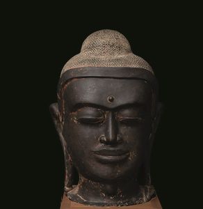 Grande e magnifica testa di Buddha in bronzo, Cambogia/Laos, XV secolo  - Asta Fine chinese works of art - Associazione Nazionale - Case d'Asta italiane