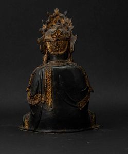 Figura di Guanyin incoronata in bronzo con tracce di doratura, Cina, Dinastia Ming, XVII secolo  - Asta Fine chinese works of art - Associazione Nazionale - Case d'Asta italiane