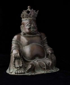 Figura di Budai incoronato con collana da preghiera in bronzo, Cina, Dinastia Ming, XVII secolo  - Asta Fine chinese works of art - Associazione Nazionale - Case d'Asta italiane
