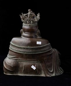 Figura di Budai incoronato con collana da preghiera in bronzo, Cina, Dinastia Ming, XVII secolo  - Asta Fine chinese works of art - Associazione Nazionale - Case d'Asta italiane