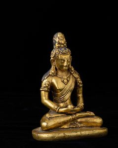 Figura di Buddha Amitayus in bronzo dorato con tracce di policromia, Cina, Dinastia Ming, XV secolo  - Asta Fine chinese works of art - Associazione Nazionale - Case d'Asta italiane