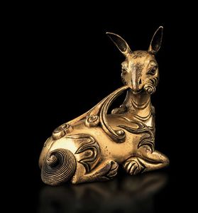 Figura di cerbiatto con giunco in bronzo dorato, Cina, Dinastia Ming, XVII secolo  - Asta Fine chinese works of art - Associazione Nazionale - Case d'Asta italiane