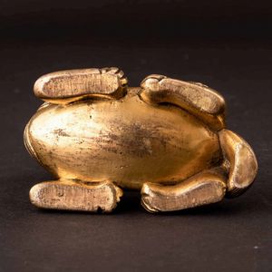 Figura di cerbiatto con giunco in bronzo dorato, Cina, Dinastia Ming, XVII secolo  - Asta Fine chinese works of art - Associazione Nazionale - Case d'Asta italiane