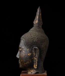 Testa di Buddha in bronzo con tracce di doratura, Thailandia, XVIII secolo  - Asta Fine chinese works of art - Associazione Nazionale - Case d'Asta italiane