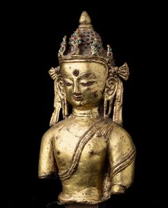 Busto di Buddha incoronato in bronzo dorato con innesti di pietre dure e turchese, Tibet, XVII secolo  - Asta Fine chinese works of art - Associazione Nazionale - Case d'Asta italiane