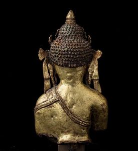 Busto di Buddha incoronato in bronzo dorato con innesti di pietre dure e turchese, Tibet, XVII secolo  - Asta Fine chinese works of art - Associazione Nazionale - Case d'Asta italiane