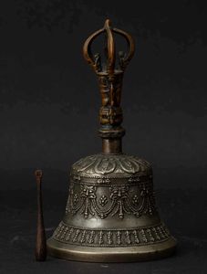 Campana rituale in bronzo, Tibet, XVIII secolo  - Asta Fine chinese works of art - Associazione Nazionale - Case d'Asta italiane