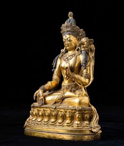 Importante figura di Buddha Sakyamuni seduto su doppio fiore di loto in bronzo dorato con tracce di policromia, Tibet, XVII secolo  - Asta Fine chinese works of art - Associazione Nazionale - Case d'Asta italiane