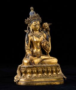Importante figura di Buddha Sakyamuni seduto su doppio fiore di loto in bronzo dorato con tracce di policromia, Tibet, XVII secolo  - Asta Fine chinese works of art - Associazione Nazionale - Case d'Asta italiane