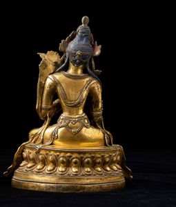 Importante figura di Buddha Sakyamuni seduto su doppio fiore di loto in bronzo dorato con tracce di policromia, Tibet, XVII secolo  - Asta Fine chinese works of art - Associazione Nazionale - Case d'Asta italiane