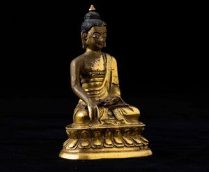 Figura di Buddha Sakyamuni seduto su doppio fiore di loto in bronzo dorato con tracce di policromia, Tibet, XVIII secolo  - Asta Fine chinese works of art - Associazione Nazionale - Case d'Asta italiane