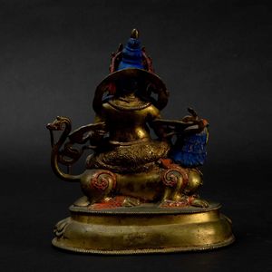 Figura di Sita-Jambhala seduto su drago in bronzo dorato con tracce di policromia, Cina, Dinastia Qing, epoca Qianlong (1736-1796)  - Asta Fine chinese works of art - Associazione Nazionale - Case d'Asta italiane