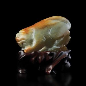 Figura di animale fantastico in giada Celadon e russet, Cina, Dinastia Qing, XIX secolo  - Asta Fine chinese works of art - Associazione Nazionale - Case d'Asta italiane