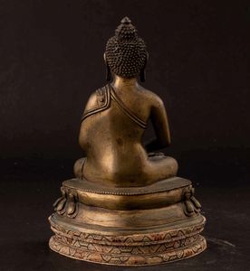 Figura di Buddha Amitayus seduto su doppio fiore di loto in bronzo, Cina, Dinastia Qing, epoca Qianlong (1736-1796)  - Asta Fine chinese works of art - Associazione Nazionale - Case d'Asta italiane