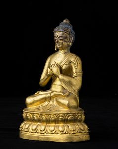 Figura di Buddha seduto su doppio fiore di loto in bronzo con tracce di policromia, Tibet, XVIII secolo  - Asta Fine chinese works of art - Associazione Nazionale - Case d'Asta italiane