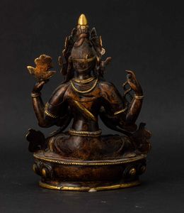 Figura di Buddha seduto su fiore di loto in bronzo con tracce di doratura, Tibet, XIX secolo  - Asta Fine chinese works of art - Associazione Nazionale - Case d'Asta italiane