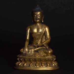 Figura di Buddha Sakyamuni in bronzo dorato con tracce policromia, Cina, Dinastia Qing, epoca Qianlong (1736-1796)  - Asta Fine chinese works of art - Associazione Nazionale - Case d'Asta italiane