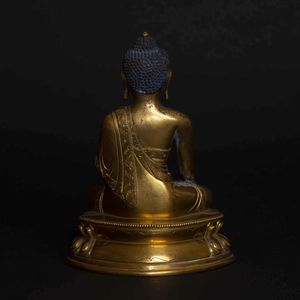 Figura di Buddha Sakyamuni in bronzo dorato con tracce policromia, Cina, Dinastia Qing, epoca Qianlong (1736-1796)  - Asta Fine chinese works of art - Associazione Nazionale - Case d'Asta italiane