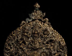 Raro gruppo in bronzo con figura centrale di Buddha entro aura e altre divinit�, Tibet, XVIII secolo  - Asta Fine chinese works of art - Associazione Nazionale - Case d'Asta italiane