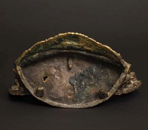 Raro gruppo in bronzo con figura centrale di Buddha entro aura e altre divinit�, Tibet, XVIII secolo  - Asta Fine chinese works of art - Associazione Nazionale - Case d'Asta italiane