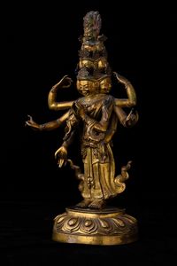 Figura di Ekadasamukha-Avalokitesvara eretto su fiore di loto in bronzo dorato con tracce di policromia e innesti di pietre dure, Tibet, XVIII secolo  - Asta Fine chinese works of art - Associazione Nazionale - Case d'Asta italiane