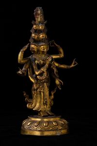 Figura di Ekadasamukha-Avalokitesvara eretto su fiore di loto in bronzo dorato con tracce di policromia e innesti di pietre dure, Tibet, XVIII secolo  - Asta Fine chinese works of art - Associazione Nazionale - Case d'Asta italiane