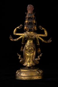 Figura di Ekadasamukha-Avalokitesvara eretto su fiore di loto in bronzo dorato con tracce di policromia e innesti di pietre dure, Tibet, XVIII secolo  - Asta Fine chinese works of art - Associazione Nazionale - Case d'Asta italiane