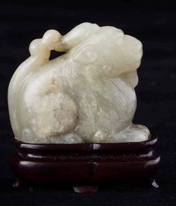 Figura di draghetto scolpita in giada e russet, Cina, Dinastia Qing, XIX secolo  - Asta Fine chinese works of art - Associazione Nazionale - Case d'Asta italiane