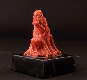 Figura di saggio scolpita in corallo, Cina, inizi XX secolo  - Asta Fine chinese works of art - Associazione Nazionale - Case d'Asta italiane
