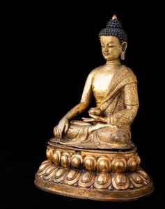 Grande figura di Buddha Sakyamuni seduto su doppio fiore di loto in bronzo dorato con tracce di policromia, Tibet, XIX secolo  - Asta Fine chinese works of art - Associazione Nazionale - Case d'Asta italiane