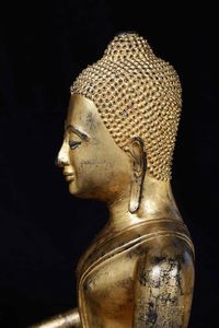 Grande figura di Buddha Sakyamuni in bronzo dorato, Thailandia, inizi XIX secolo  - Asta Fine chinese works of art - Associazione Nazionale - Case d'Asta italiane