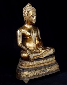 Grande figura di Buddha Sakyamuni in bronzo dorato, Thailandia, inizi XIX secolo  - Asta Fine chinese works of art - Associazione Nazionale - Case d'Asta italiane