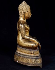 Grande figura di Buddha Sakyamuni in bronzo dorato, Thailandia, inizi XIX secolo  - Asta Fine chinese works of art - Associazione Nazionale - Case d'Asta italiane