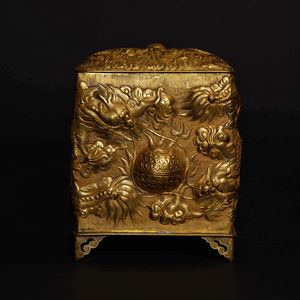 Cofanetto in bronzo dorato con figure di draghi a rilievo, Cina, Dinastia Qing, XIX secolo  - Asta Fine chinese works of art - Associazione Nazionale - Case d'Asta italiane