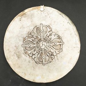 Grande e finissima placca circolare in argento cesellato e parzialmente dorato con decoro di Mandala, Tibet, XVIII secolo  - Asta Fine chinese works of art - Associazione Nazionale - Case d'Asta italiane