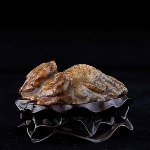 Piccolo gruppo scolpito in giada con due draghetti, Cina, Dinastia Ming (1368-1644)  - Asta Fine chinese works of art - Associazione Nazionale - Case d'Asta italiane