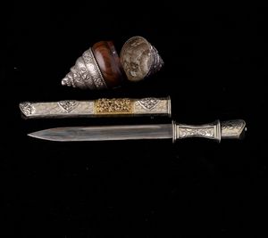Lotto composto da un contenitore in legno e argento e pugnale rituale in argento parzialmente dorato, Tibet, XIX secolo  - Asta Fine chinese works of art - Associazione Nazionale - Case d'Asta italiane