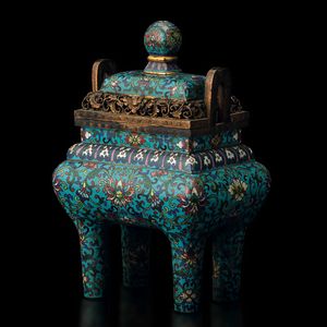 Incensiere con coperchio a smalti cloisonn� con decoro a fiori di loto e dettagli a traforo, Cina, Dinastia Qing, epoca  Qianlong (1736-1796)  - Asta Fine chinese works of art - Associazione Nazionale - Case d'Asta italiane